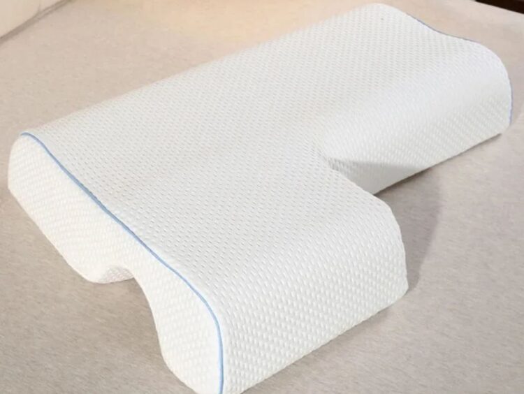 Классная подушка для тех, кто привык спать на руке. Фото.