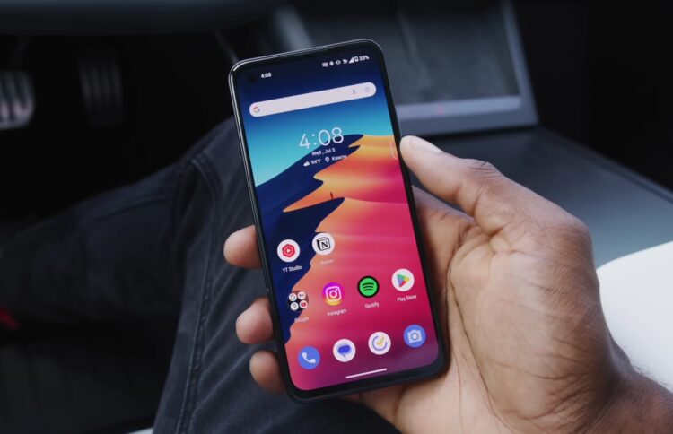 На смартфоне есть много приложений. Изображение: Marques Brownlee. Фото.