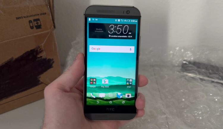 Пользоваться старым смартфоном сейчас практически невозможно. Изображение: CHANNEL RAMBLE. Фото.