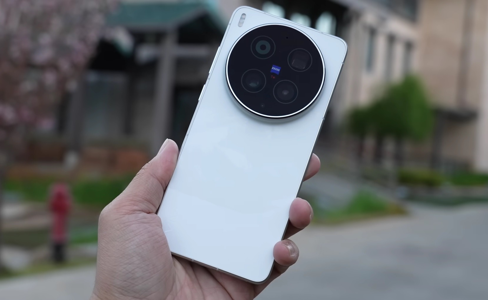 Это первый обзор vivo X300 Ultra. Изображение: ben’s gadget reviews. Фото.