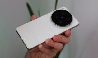 Этот смартфон уже едет в Россию.