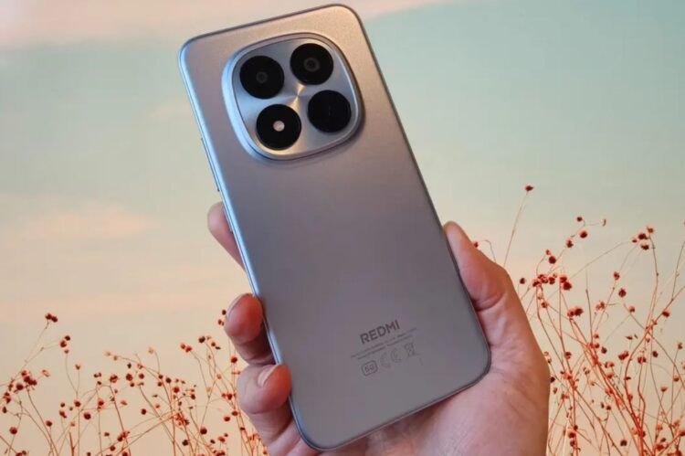У Redmi дизайн более выдающийся, почти что флагманский. Фото.