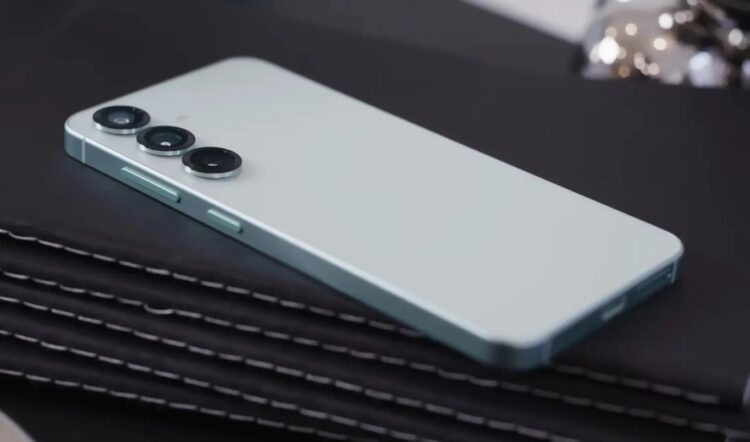 Обновление получат многие владельцы смартфонов Samsung. Изображение: Marques Brownlee. Фото.