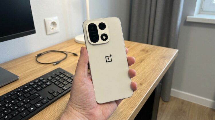 Версия Sand Storm на ощупь напоминает мелкозернистый камень — класть в чехол рука не поднимается. Фото.