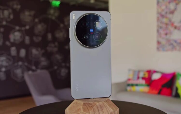 vivo X300 и все смартфоны тракториста получат обновление. Изображение: GSMArena Official. Фото.