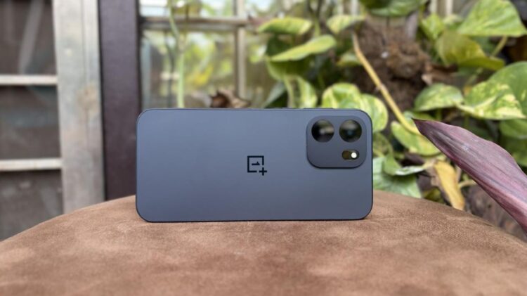 OnePlus выглядит довольно скромно по сравнению с Redmi. Фото.