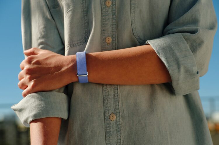 FitBit Air — простой браслет на каждый день без лишних функций. Фото.