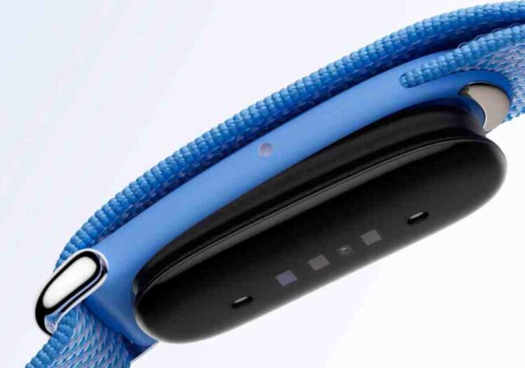 Очевидно, что создатели вдохновились Mi Band. Фото.