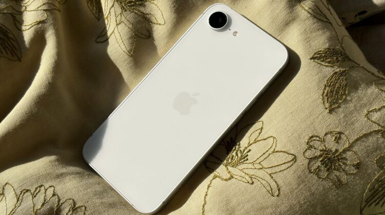 Если хотите купить долговечный смартфон, вам точно нужно присмотреться к iPhone 17e. Фото.