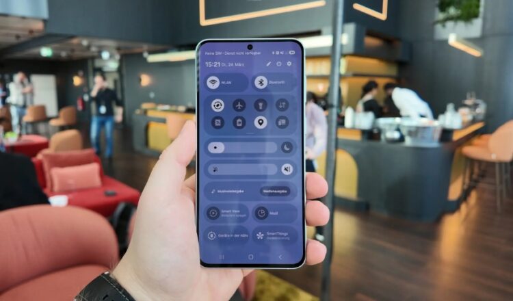 Так теперь выглядит новая шторка. Изображение: sammobile.com. Фото.