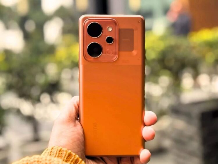 Неочевидный вариант от realme с внешним экраном. Как вам такое? Фото.