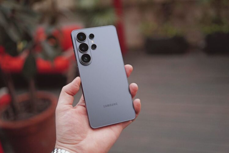 Новый флагман от Samsung обновился минимально — можете смело брать прошлогодний. Фото.