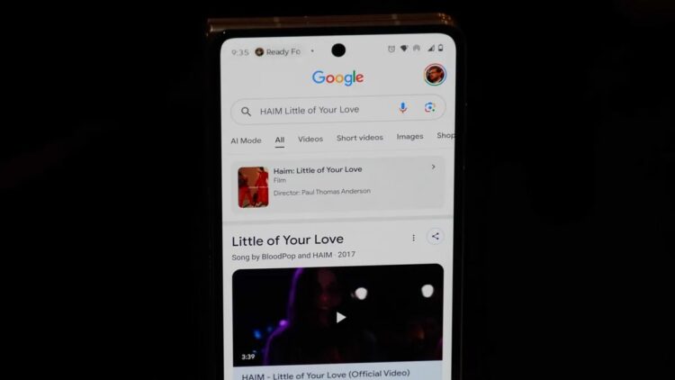 А ещё её можно просто напеть, и тогда Google сделает всё за вас. Фото.