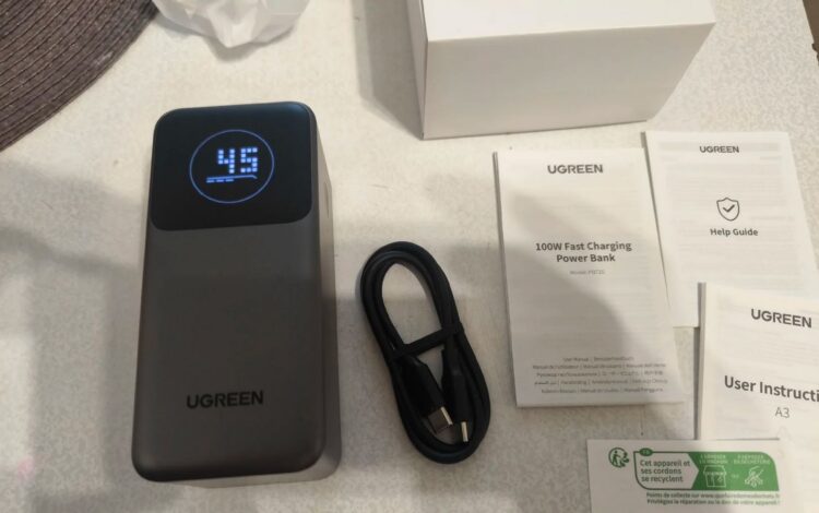 Повербанку UGREEN под силу зарядить все, даже ноутбук. Фото.