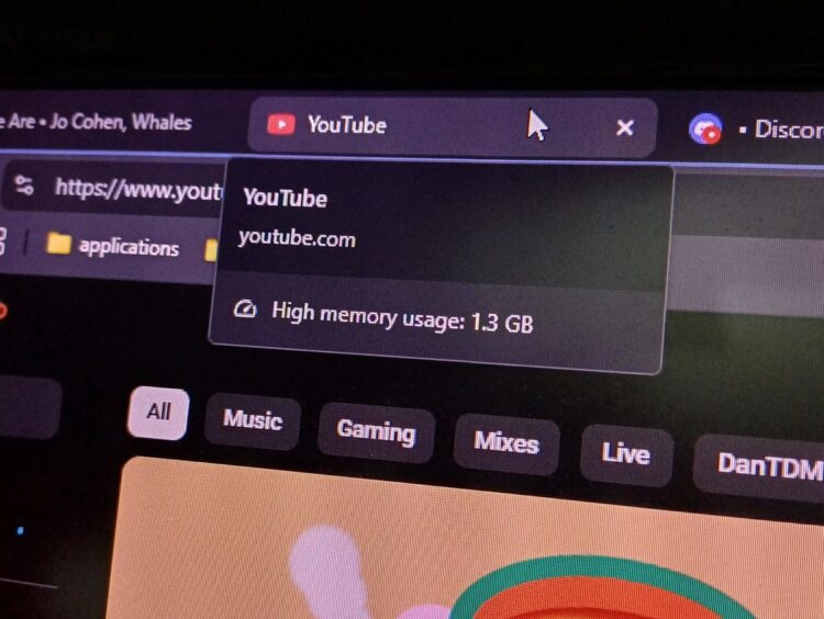 Причина, по которой YouTube сжирает оперативку, довольно странная. Фото.