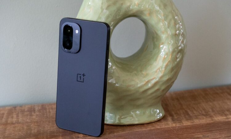 Язык не поворачивается сказать, что у OnePlus 15R на чем-то сэкономили. Фото.