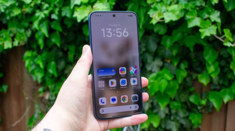 Новый Xiaomi спереди не отличить от флагмана. Фото.
