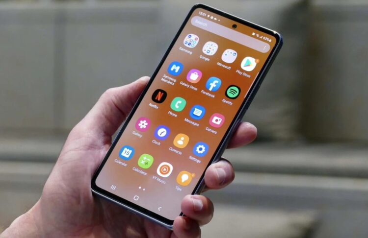 Galaxy A53 тоже остался без обновления. Фото.