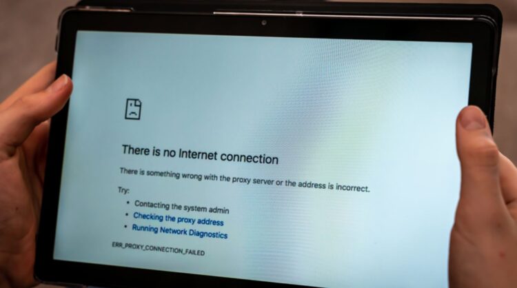 Если сигнал Wi-Fi не проходит из другой комнаты, это нормально. Фото.