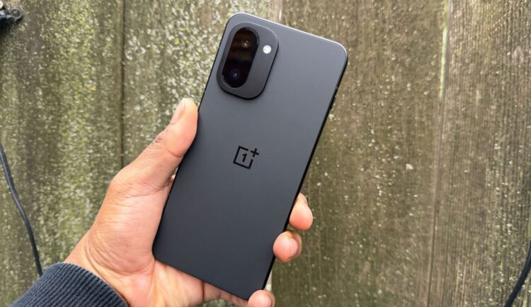 OnePlus 15R — сбалансированный вариант с хорошим чипсетом, который не испугается Android 17. Фото.