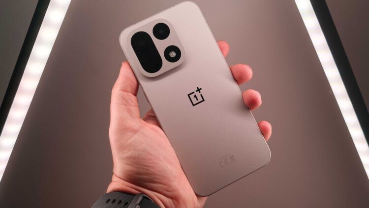 OnePlus 15 реально стал хитом за прошедший год. Фото.