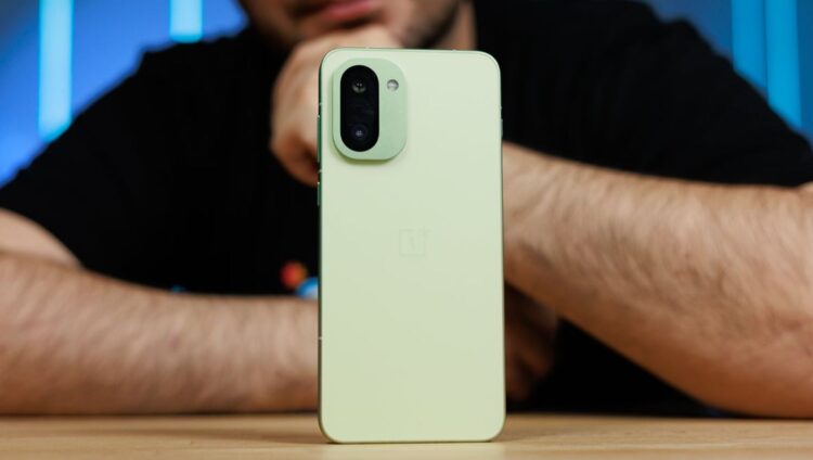 Есть OnePlus 15R — чуть попроще и дешевле. Фото.