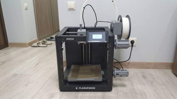 Дочь печатает на нём подставки для карандашей и чехлы для наушников — остановить невозможно. Фото.