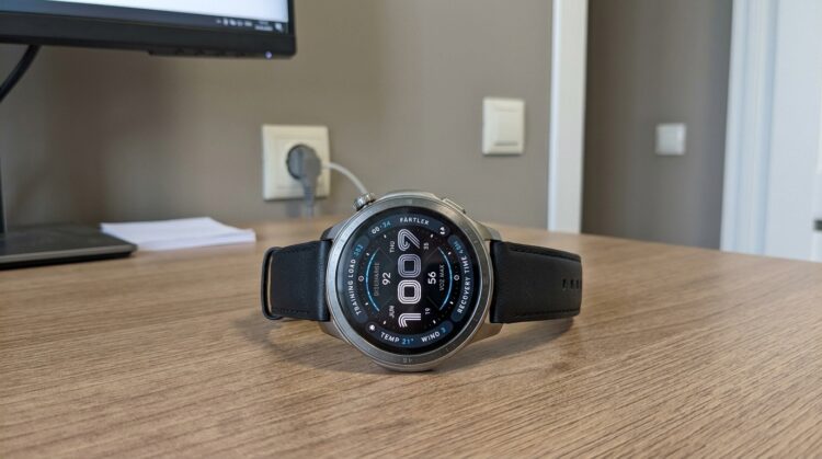 AMOLED, GPS, замер давления — и всё это без ежедневной зарядки. Фото.
