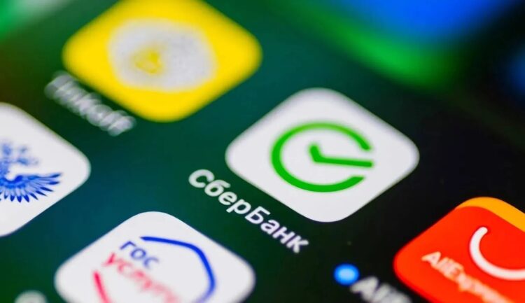 Приложения банков работают нормально только на Android. Изображение: gsmgroup.ru. Фото.