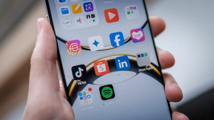 Оболочка ColorOS содержит кучу предустановленного мусора. Изображение: androidauthority.com. Фото.