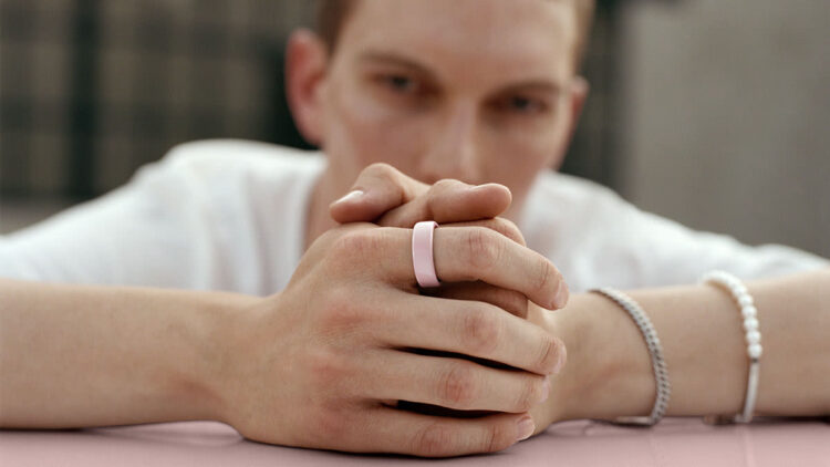 Oura Ring — самое знаменитое смарт-кольцо. Но покупать его за 40к мы, конечно же, не будем. Фото.