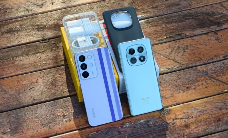Комплект поставки realme P4 (слева) и REDMI Note 15 (справа). Фото.