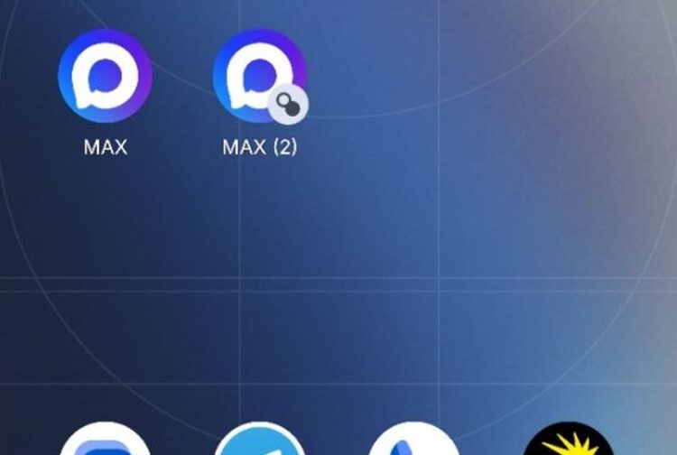 Если скачать МАКС из РуСтор, старая версия из Google Play сотрется. И двух приложений не будет. Фото.