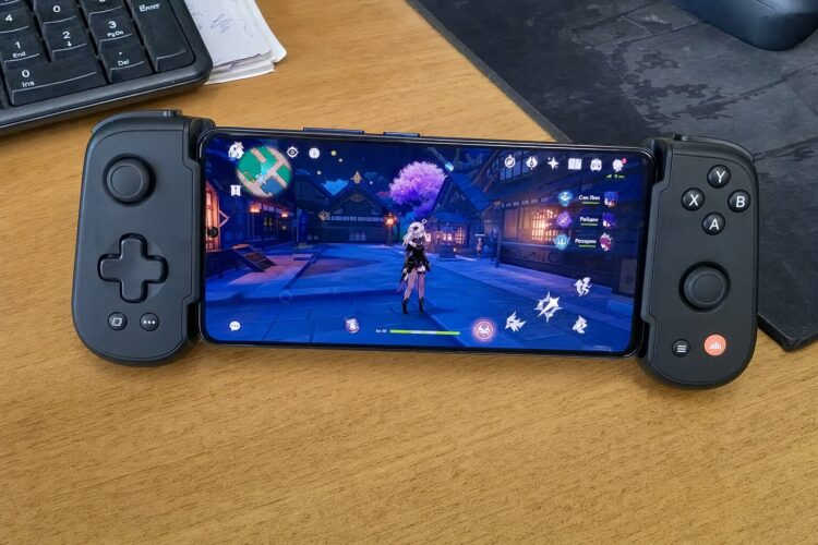 Телефон защёлкивается между половинками — держишь как Nintendo Switch, только экран свой. Фото.