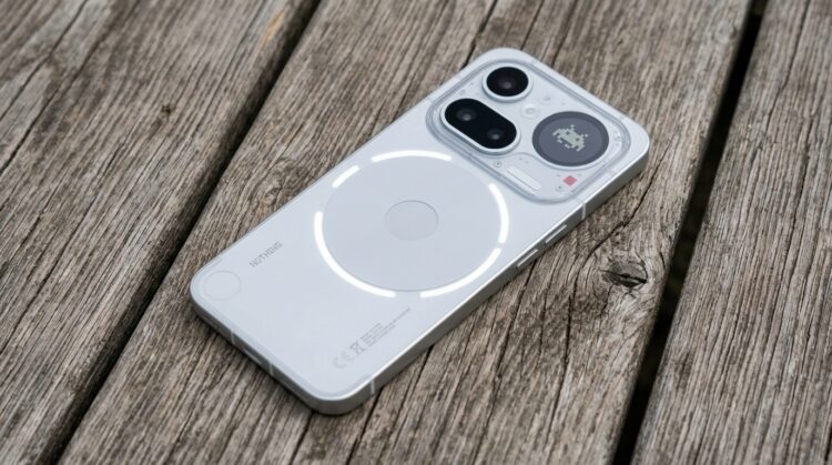 После iPhone 15 ощущается здоровым, но зато экран — загляденье. Фото.