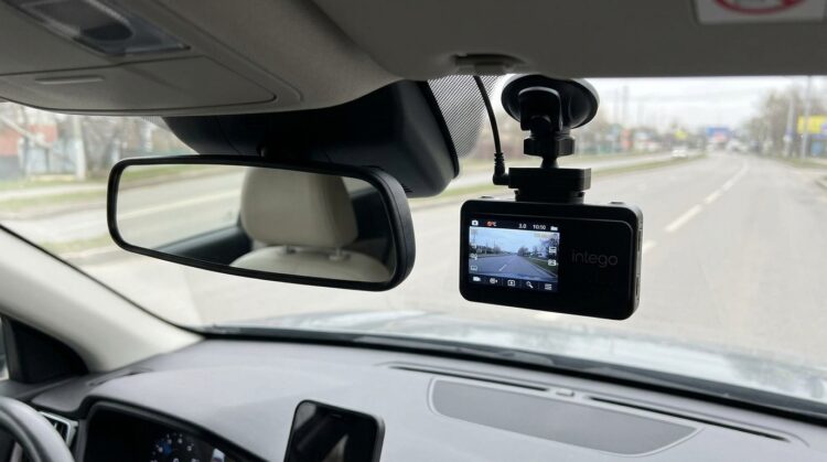 GPS и Wi-Fi на борту — фиксирует скорость и координаты. Фото.