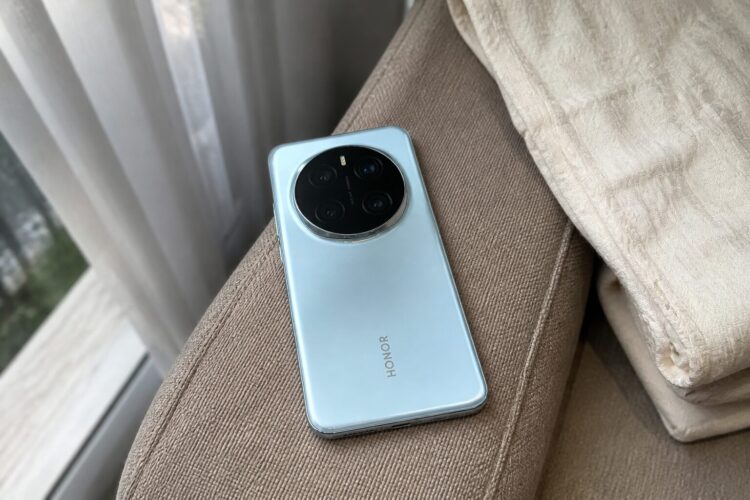 HONOR Magic7 Pro на подлокотнике дивана