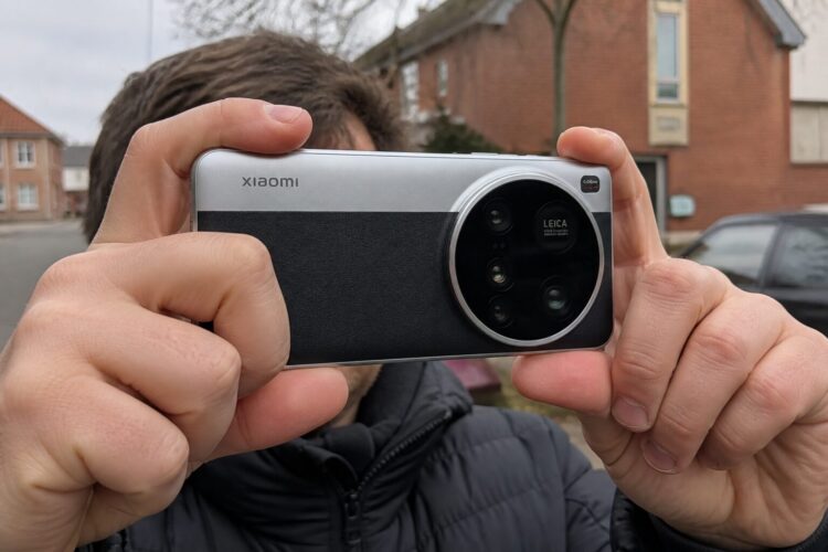 Xiaomi 15 Ultra в руках во время съёмки