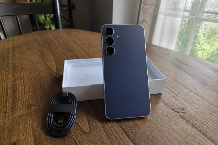 Samsung Galaxy S25 FE рядом с коробкой и кабелем USB-C