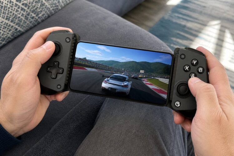 Смартфон Android в телескопическом геймпаде GameSir X5s