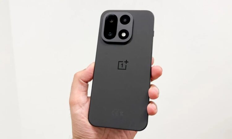 Таким был OnePlus 15, а внешность нового OnePlus 16 пока не раскрывается. Изображение: soyacincau.com. Фото.