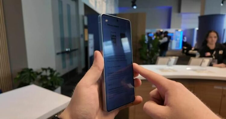 Ранее функция приватного дисплея появилась на Samsung. Фото.
