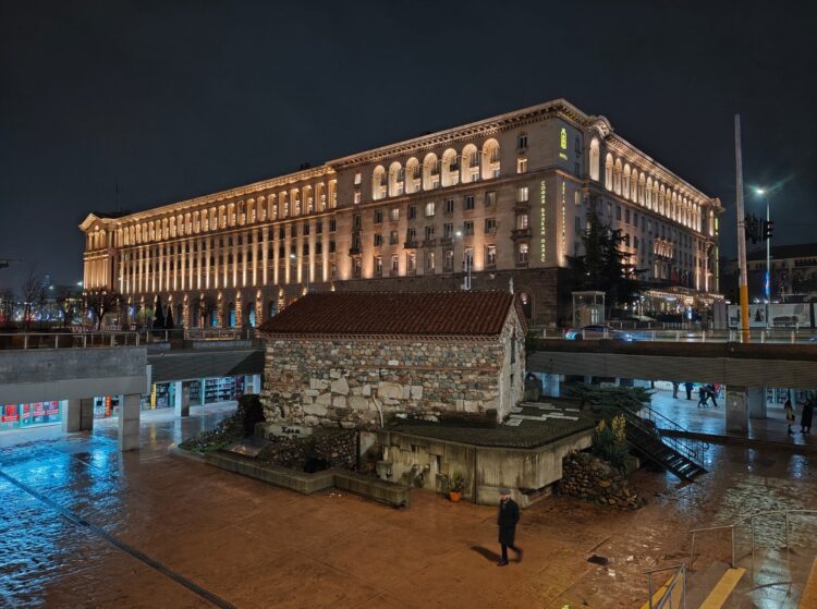 Фото на основную камеру ночью. Изображение: gsmarena.com. Фото.