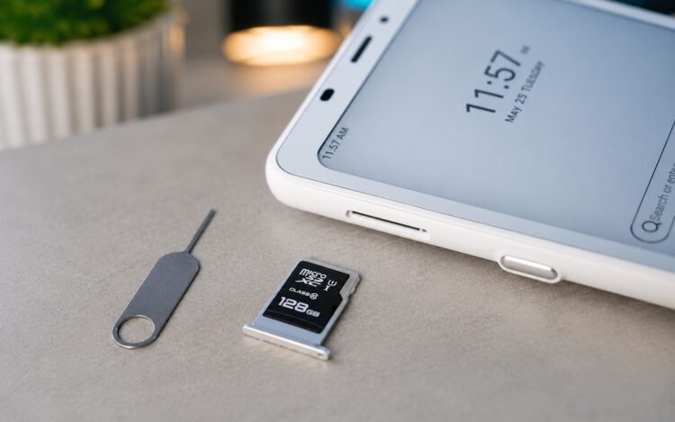 В эпоху дефицита памяти слот MicroSD пригодился бы. Фото.