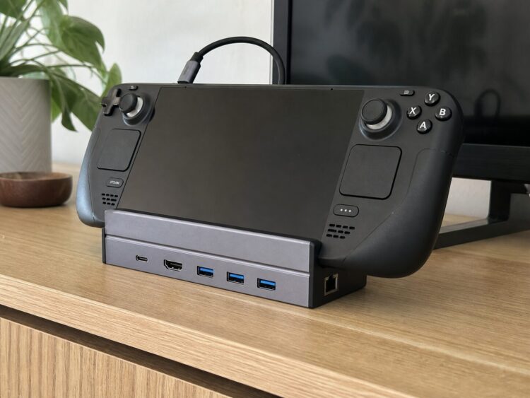 Steam Deck установлен в док-станцию с HDMI, USB и Ethernet