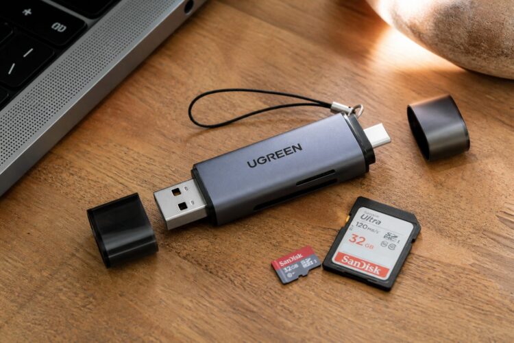 Кардридер UGREEN рядом с SD- и microSD-картами