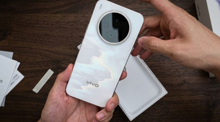 В компании vivo взяли успешный форм-фактор серии X и просто переделали ее под автономность. Фото.