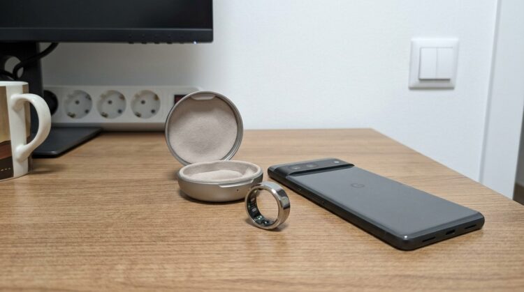 Смарт-кольцо RingConn с зарядным футляром рядом со смартфоном