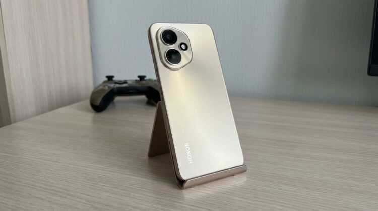 Смартфон Honor 400 на подставке-чехле, вид сзади