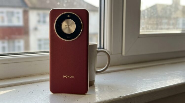 Смартфон Honor X70 в красном корпусе на подоконнике